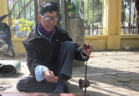 Nao lòng với tiếng đàn bầu ngày cuối năm của ông cụ ăn xin - 1 Tiếng đàn bầu của ông Sang vang lên từ góc phố khiến nhiều người nghe cũng phải nao lòng.
