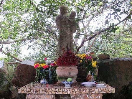 Bức tượng đá mẹ bồng con linh thiêng.