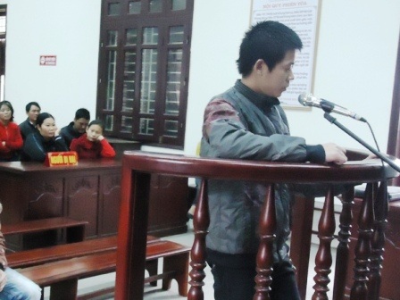 Bị cáo Nguyễn Quang Quân trước vành móng ngựa.