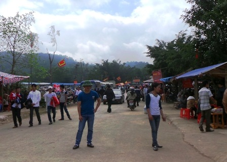 Cảnh chào mời khách gửi xe ngay từ ngoài cổng.