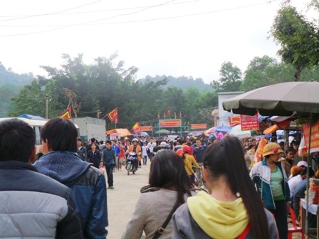 Du khách hành hương về với Phủ Na.