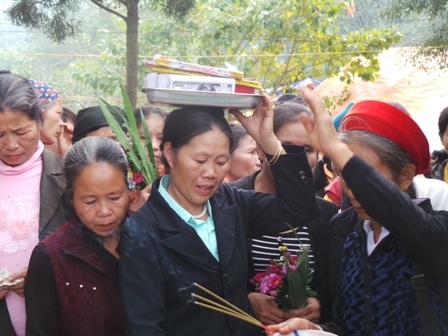 Du khách đến đây cầu tài, cầu lộc.