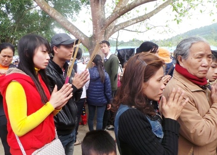 Du khách đến đây cầu tài, cầu lộc.