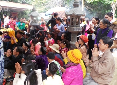 Những du khách đến đây đều mang theo những điều ước cho một năm mới an lành...