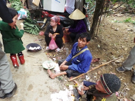 Và cảnh người ăn xin ngồi dọc lối đi.