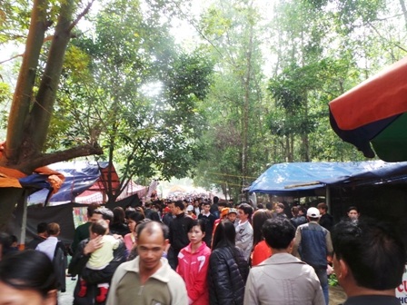 Nhiều du khách nghỉ ngơi trước khi tiếp tục chuyến vãn cảnh đền.