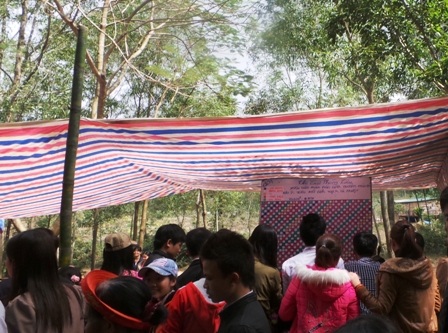 Không ít người tham gia các trò chơi đỏ đen.