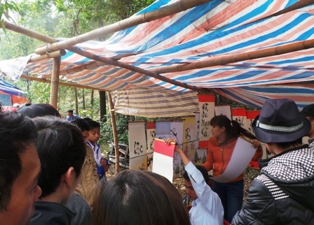 Khu vực viết thư pháp thu hút nhiều người ghé thăm và mua chữ.