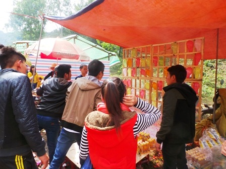 Không ít người tham gia các trò chơi đỏ đen.