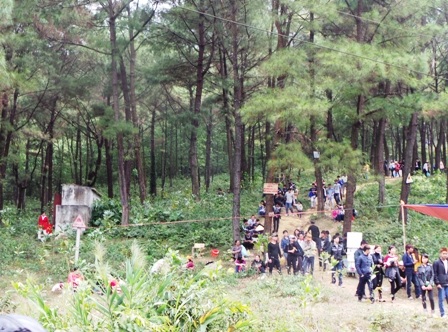 Nhiều du khách nghỉ ngơi trước khi tiếp tục chuyến vãn cảnh đền.