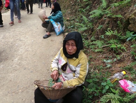 Và cảnh người ăn xin ngồi dọc lối đi.