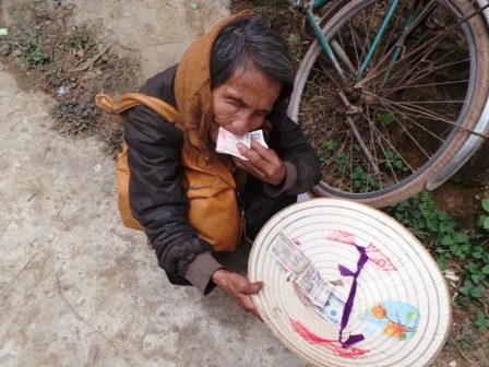 Và cảnh người ăn xin ngồi dọc lối đi.