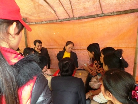 Nhiều người bắt bài xem vận may.