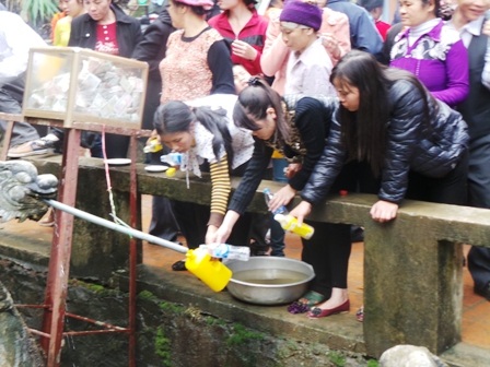 Lấy nước tiên ở đền Cô Chín.