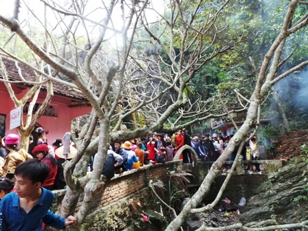 Dòng người chen chúc trước khu vực lấy nước tiên.