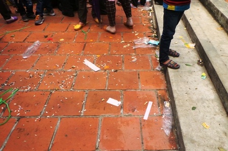 Nhiều người dân và du khách còn thiếu ý thức khi đi lễ đền đầu năm.