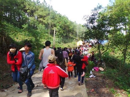 Thời tiết nắng nóng nhưng dòng người càng ngày càng đông.