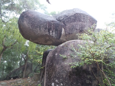 Nhìn Hòn Mái chênh vênh chỉ cần tác động của con người cũng rất nguy hiểm.