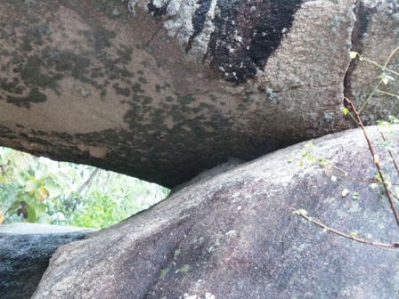 Điểm tiếp xúc giữa hòn Mái với phiến đá dưới chân rất bé.