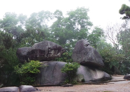 Hòn Trống Mái trên dãy núi Trường Lệ, thị xã Sầm Sơn.