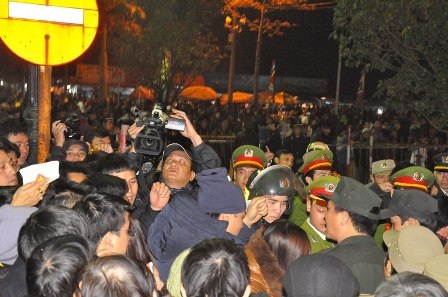 Nóng trước giờ Khai ấn Đền Trần