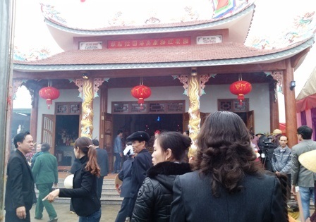 Phục dựng thành công Nghè Thánh Cả bị chiến tranh tàn phá - 2 Hàng trăm người dân đến dâng hương tại Nghè Thánh Cả.