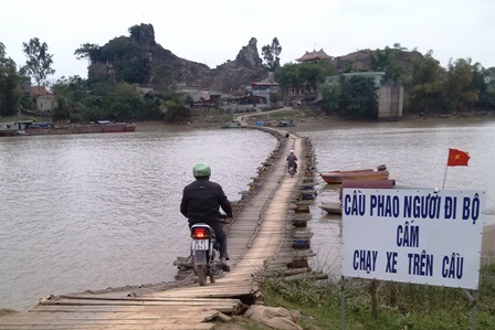 Đường dẫn lên cầu vừa vòng, vừa dốc và ván lót rất ghập ghềnh.