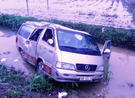 Chiếc xe khách chở đoàn người đi ăn cưới về bị hư hỏng nặng.