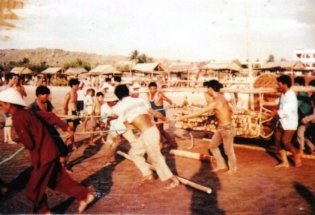 Gặp người Việt Nam duy nhất trên chiếc mảng vượt Thái Bình Dương - 2 Sau khi thử nghiệm đã thành công, mảng được đưa lên bờ.