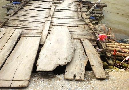 Đường dẫn lên cầu vừa vòng, vừa dốc và ván lót rất ghập ghềnh.