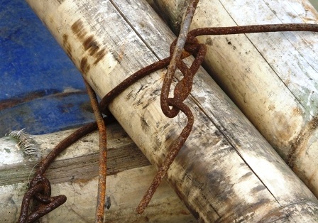 Thép buộc nhiều chỗ đã bị hoen rỉ.