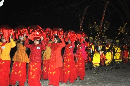 Người dân nhận lương lúc nửa đêm.