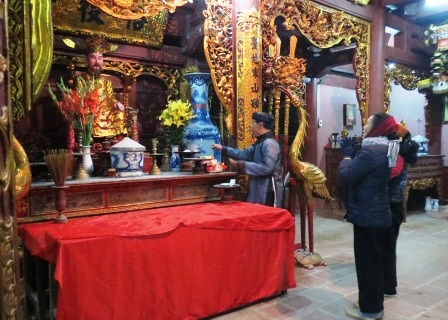 Người dân đến dâng hương sớm tại Đền Trần - Thanh Hóa.