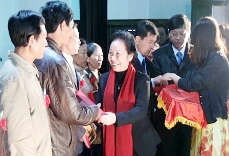  Phó chủ tịch nước trao quà cho đại diện các gia đình có người hiến giác mạc tiêu biểu.