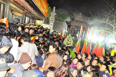 Cảnh hỗn loạn sau lễ Khai ấn Đền Trần - 1 Cảnh chen chúc hỗn loạn sau thời điểm Khai ấn.