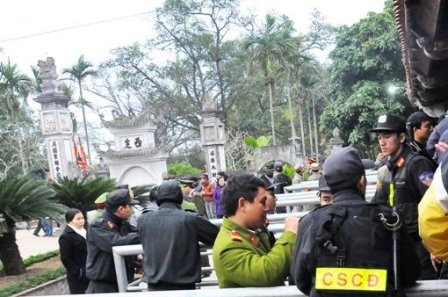 Lực lượng chức năng bảo vệ tại các điểm phát ấn.