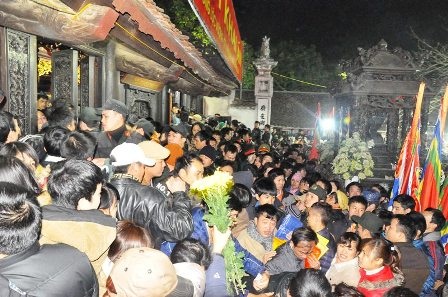 Cảnh hỗn loạn sau lễ Khai ấn Đền Trần - 3 Sau thời điểm Khai ấn, lượng người hướng về Đền Thiên Trường ngày càng đông.