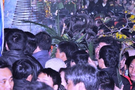 Cảnh hỗn loạn sau lễ Khai ấn Đền Trần - 5 Nhiều người dân và du khách dứt lộc trên điện thờ ngoài sân đền.