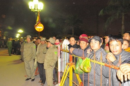 Lực lượng an ninh thắt chặt bảo vệ xung quanh đền Thiên Trường.