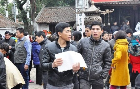 Du khách không phải chen chúc để xin ấn.