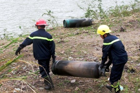  Lực lượng Cảnh sát PCCC vận chuyển bình ga loại lớn ra xa khu vực dân cư.