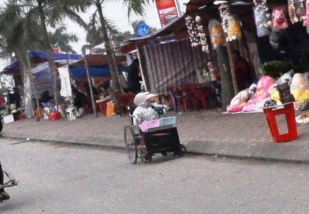  Những người bán hàng rong liên tục qua những quán nước chèo kéo khách mua hàng làm phúc.