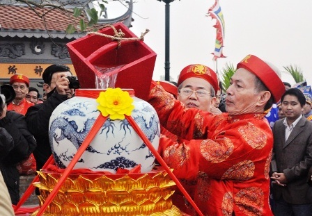  Các cụ cao niên lấy nước từ Giếng Rồng.