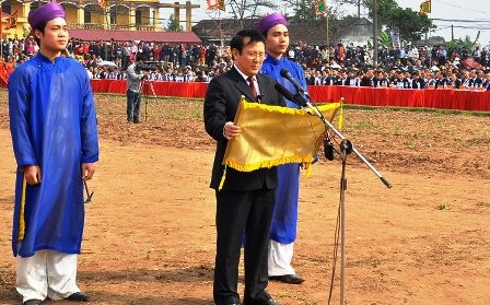 Ông Trần Xuân Lộc - Bí thư tỉnh ủy, Chủ tịch HĐND tỉnh Hà Nam tế lễ.