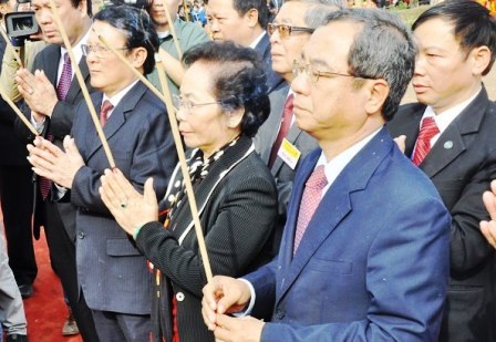 Phó Chủ tịch nước Nguyễn Thị Doan cùng các vị lãnh đạo dâng hương vua Lê Đại Hành.