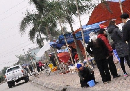 Vẫn còn người khất thực xung quanh đền Trần.