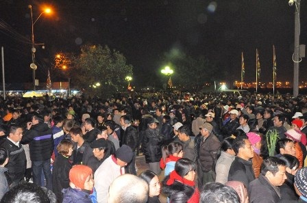 Hạng vạn người chen chúc nhau, chật cứng quanh khu vực đền Thiên Trường.