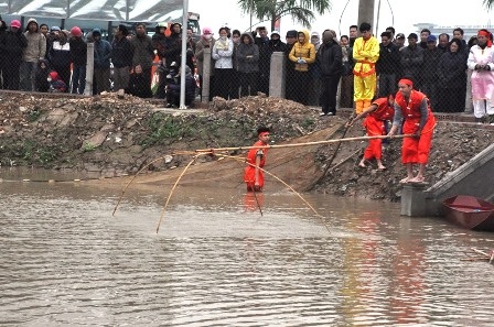  Bắt cá dưới ao đã được phát quang, tẩy uế.