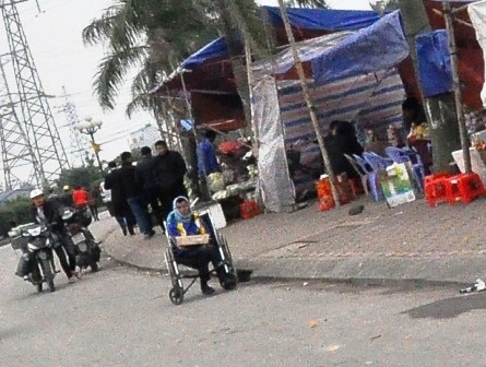 Vẫn còn người khất thực xung quanh đền Trần.