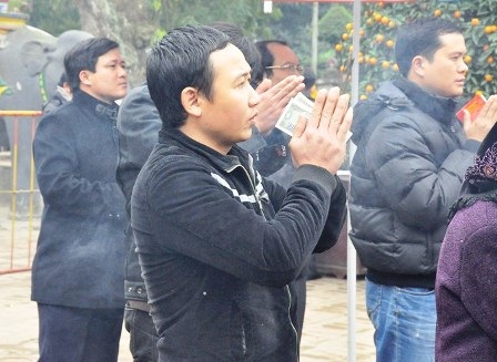  Du khách dâng hương cầu lộc cầu tài tại Đền Trần.